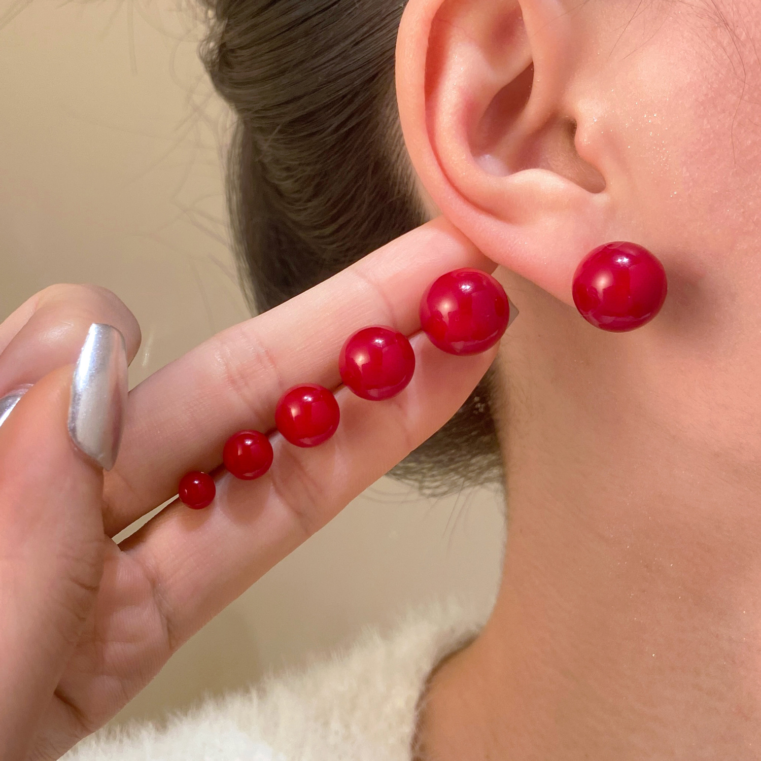 Retro Hong Kong-style red stud earrings for women, New Year's charm earrings, fashionable commuting Ankela red cherry bean stud earrings full figure