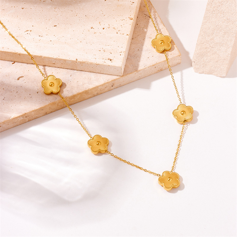 Korean version simple and fashionable commuting gold-plated striped five-petal flower accessory chain stainless steel jewelry necklace Specification drawing