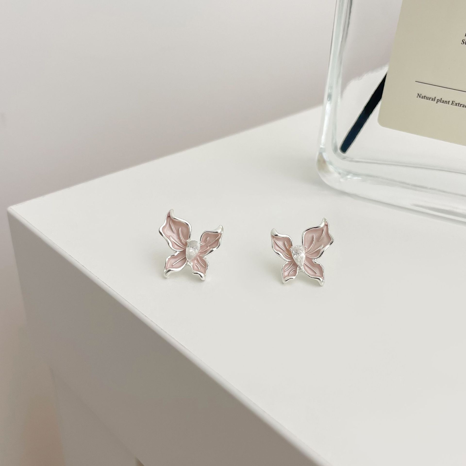 Butterfly earrings, a niche design with a light luxury and high-end feel, are fashionable and exquisite. Zirconia silver needle stud earrings are new spring and summer collection for women Specification drawing