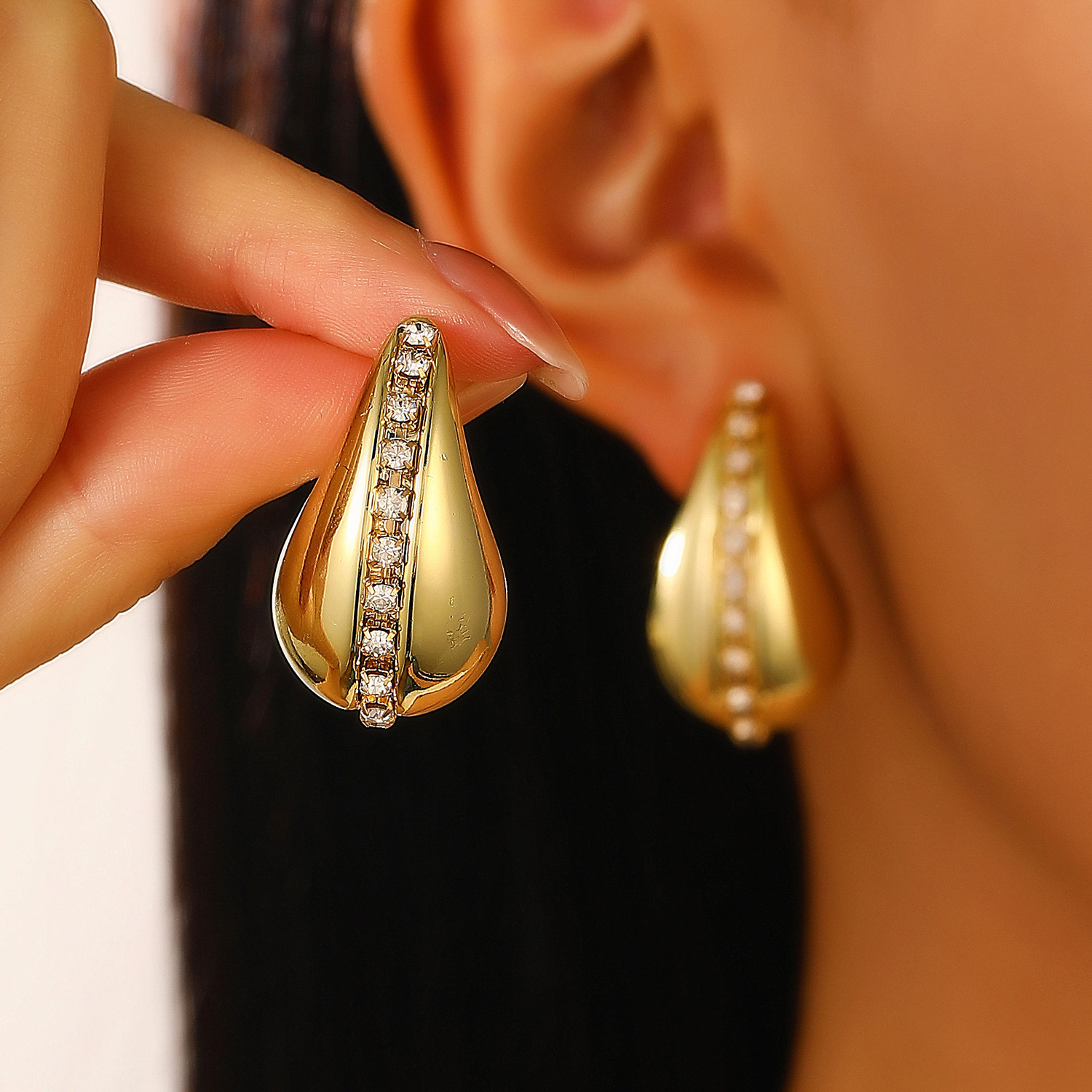 Wholesale of popular diamond-encrusted teardrop stud earrings for women in Europe and America, featuring a light luxury, niche, high-end and simple CCB earrings full figure