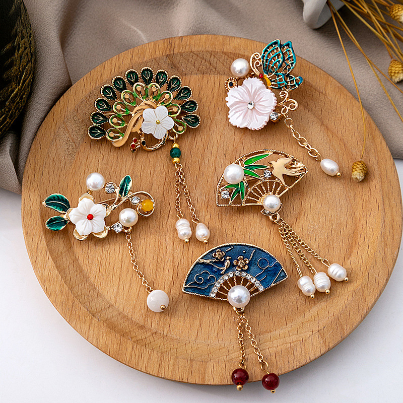 Chinese-style fan-shaped retro tassel hollowed-out brooch, national trend lily of the valley flower, Hanfu cheongsam accessory, design sense corsages full figure