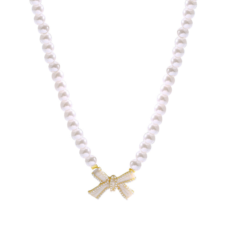 The new Baklok pearl necklace from South Korea is a versatile women's matching heart-shaped pendant with a high-end and light luxury collarbone chain accessory Item Picture