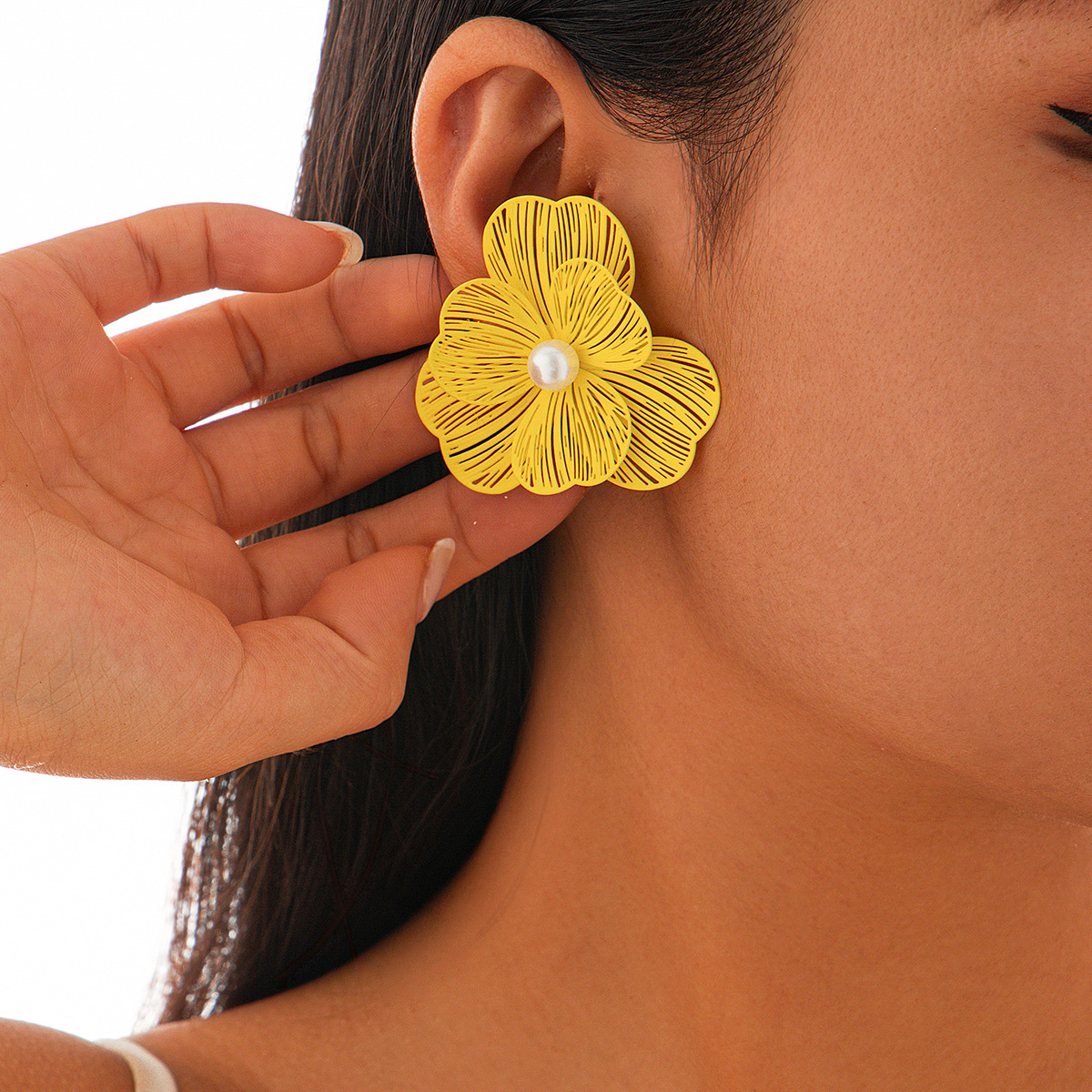 Sweet and simple cross-border accessories from Europe and America, ginkgo leaf and flower stud earrings, exaggerated country-style large petal earrings for women Specification drawing