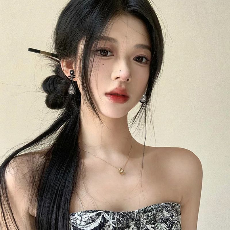 New Chinese-style pipa earrings, women's high-end and light luxury style stud earrings, 2024 new traditional Chinese style unique tassel earrings details Picture