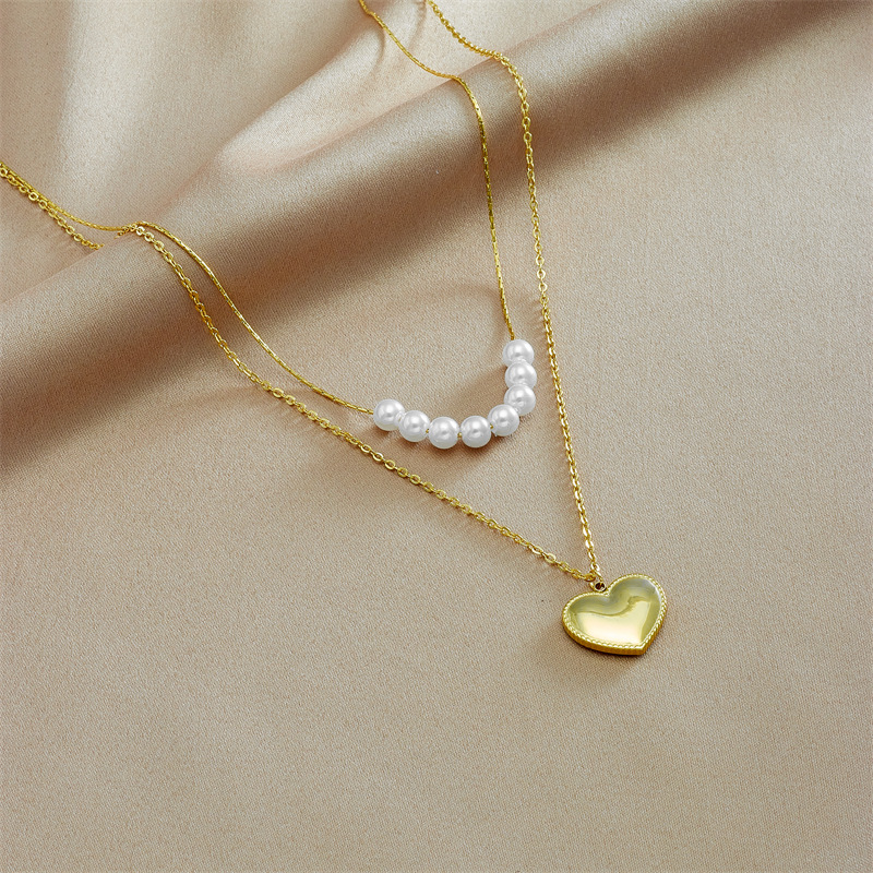A new European and American light luxury double-layer pearl three-dimensional heart-shaped pendant necklace with a simple and elegant collarbone chain details Picture