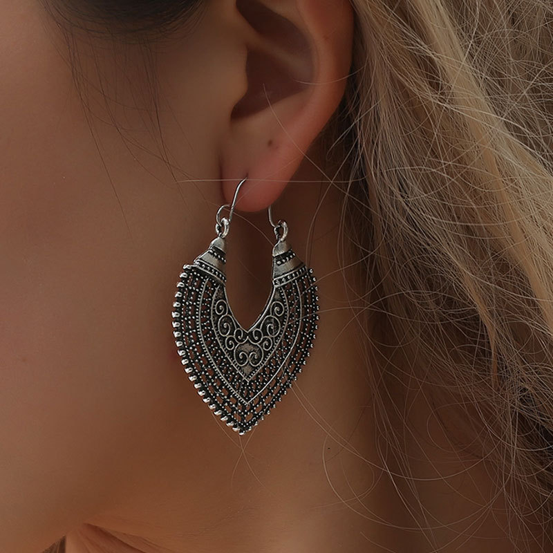 Cross-border best-selling ethnic-style earrings: Bohemian hollowed-out carved earrings, fashionable geometric alloy retro earrings Application Scenario