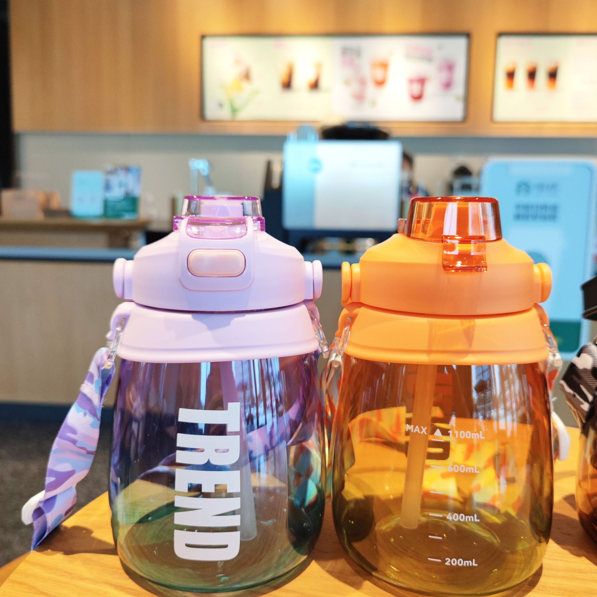 High appearance level, double-drinking cup, cross-border children's straw cup, large-belted cup, portable crossbody strap, new trendy and cute water bottle Specification drawing