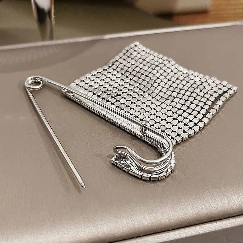 A stylish and elegant European and American high-end, cold style, ins style, fringed chain with full diamonds, exaggerated brooch, a trendy and grand chest accessory Specification drawing