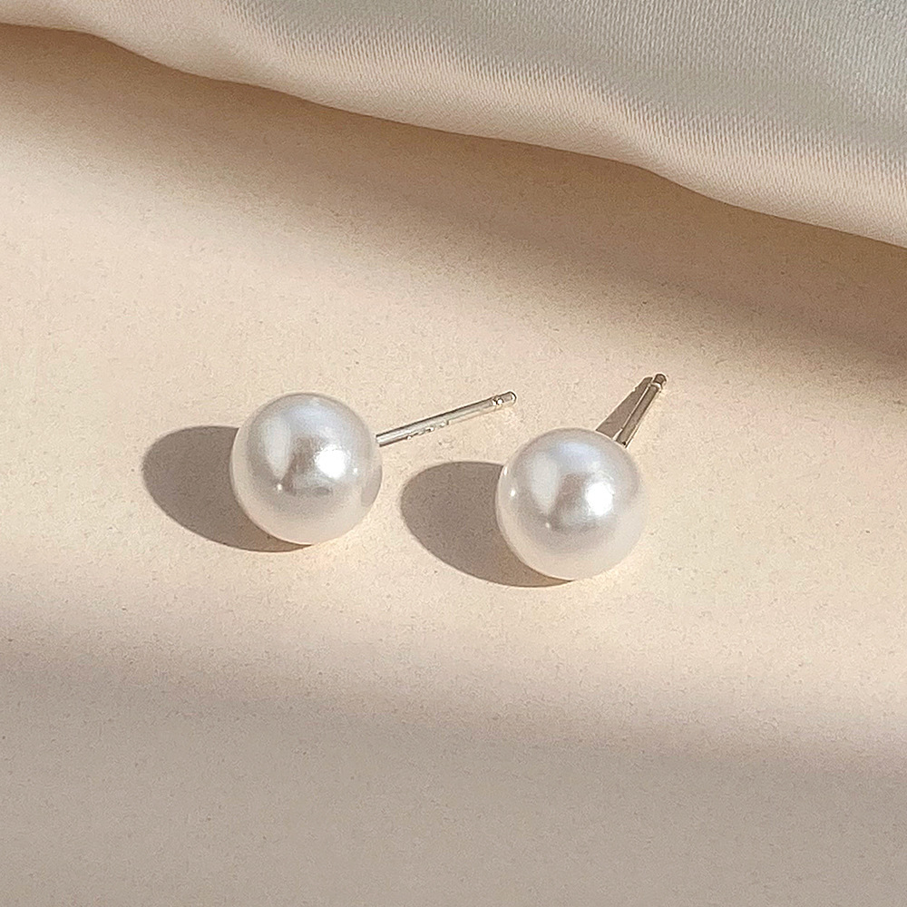 European and American simple imitation pearl stud earrings, fashionable, small and elegant, Korean personality earrings, round pearl earrings wholesale Application Scenario