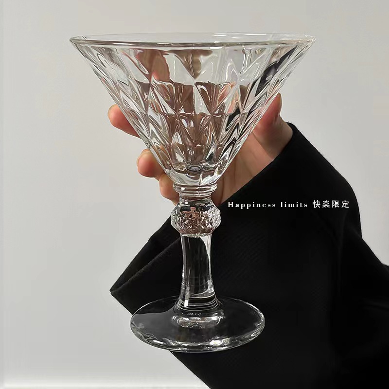 Retro European diamond-shaped tall glass, embossed champagne glass, wine glass, red wine glass, high appearance level sweet wine glass Specification drawing