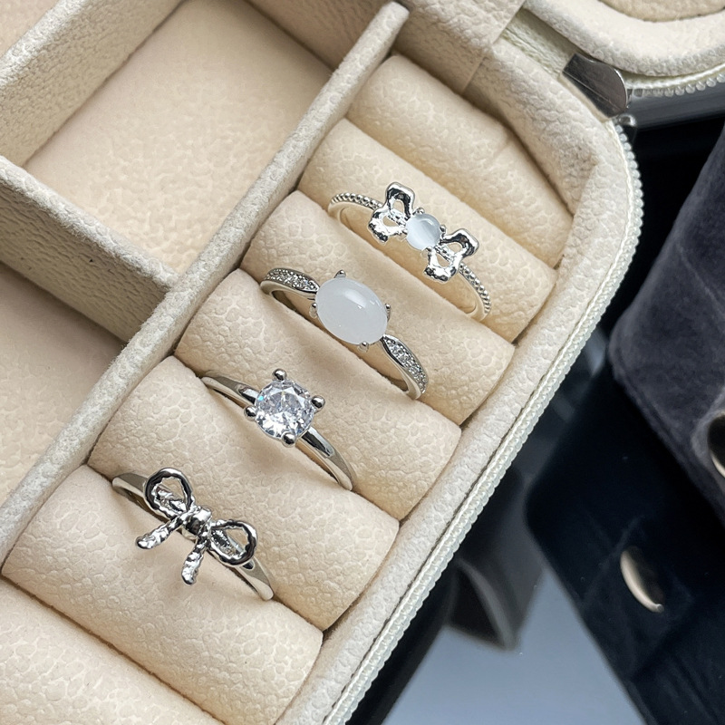 A unique plain ring with an irregular bow and an open ring, exuding a high-end feminine charm, a niche and cold style, and a simple food ring full figure