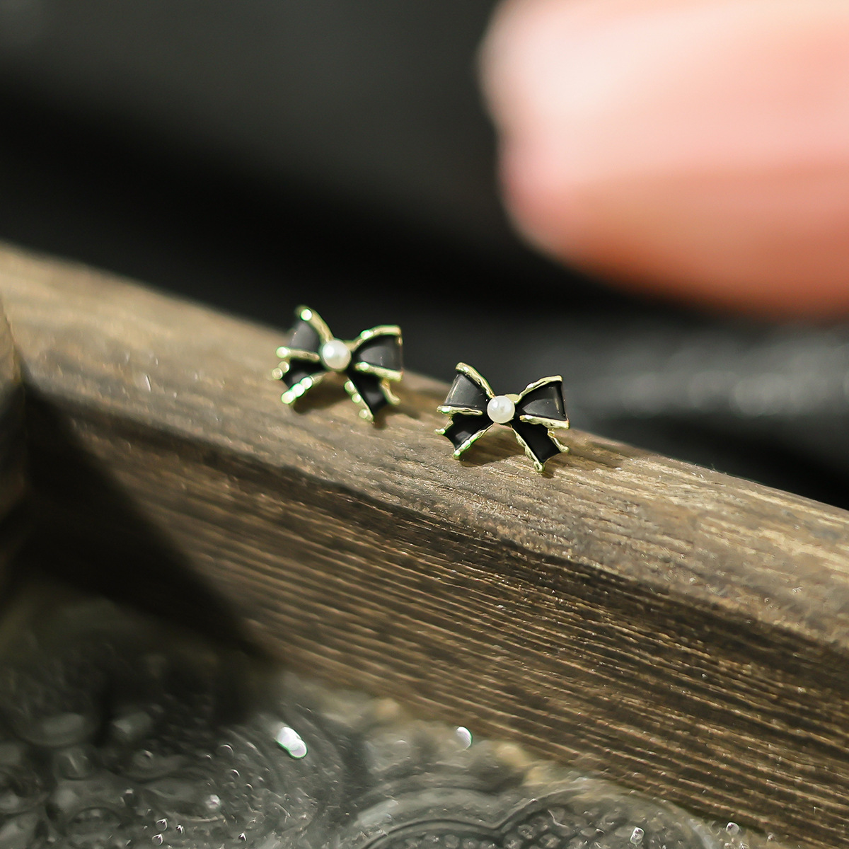 New black style, simple and elegant stud earrings, cute cartoon, versatile student earrings, niche design sense earrings for women wholesale Application Scenario