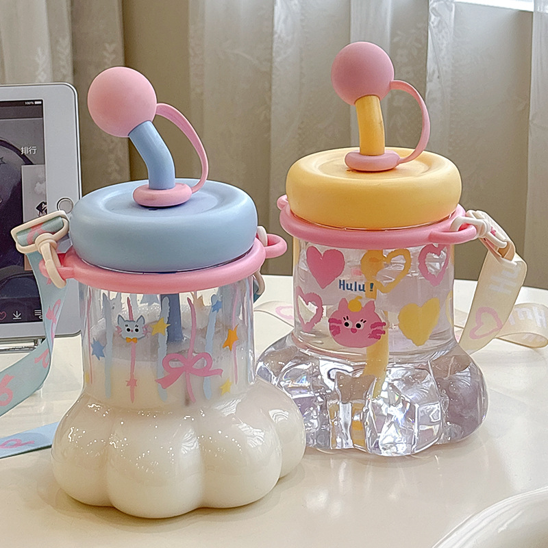 This cute cat-paw plastic cup has an adjustable rope for easy carrying. The cup body is designed with a silk-screened straw, making it a large-capacity drinking cup details Picture