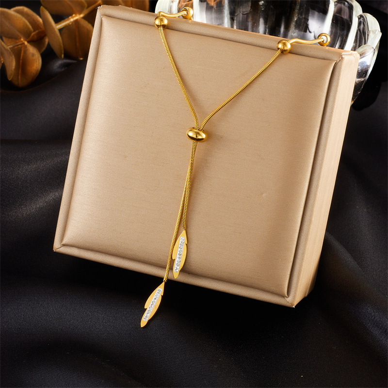 A new cross-border fashion, simple gold-plated stainless steel pull-out round feather figure-eight pendant necklace Specification drawing