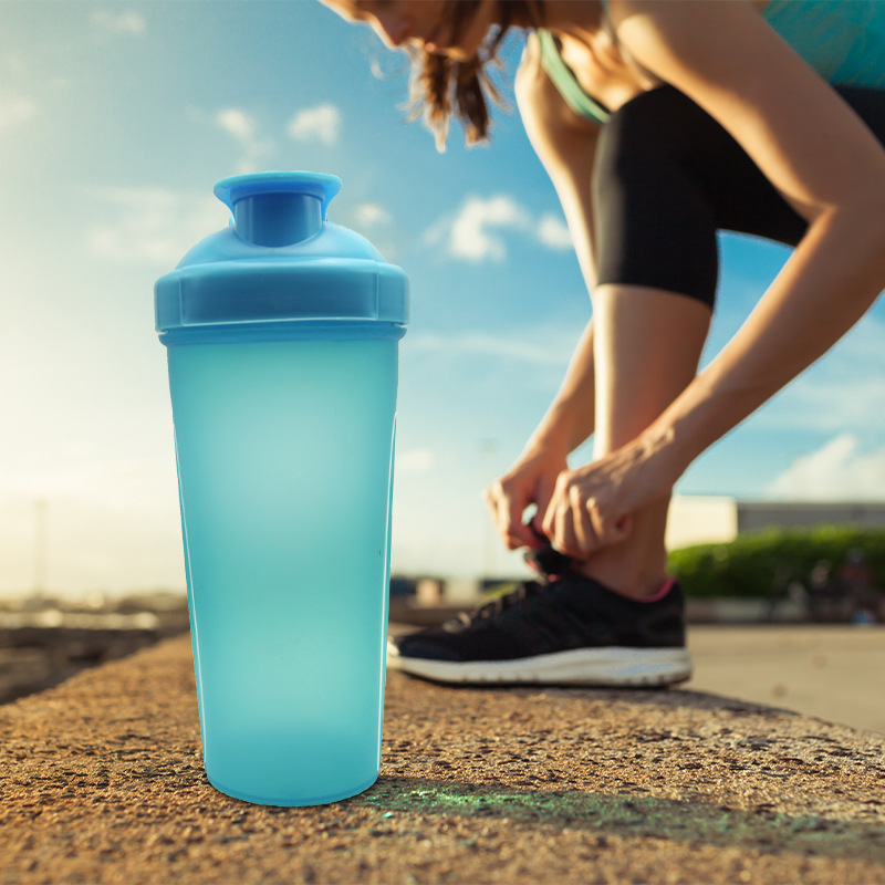 Wholesale of portable flip-top plastic sports water cups, 400ml sports shaker cups, large-capacity fitness cups details Picture