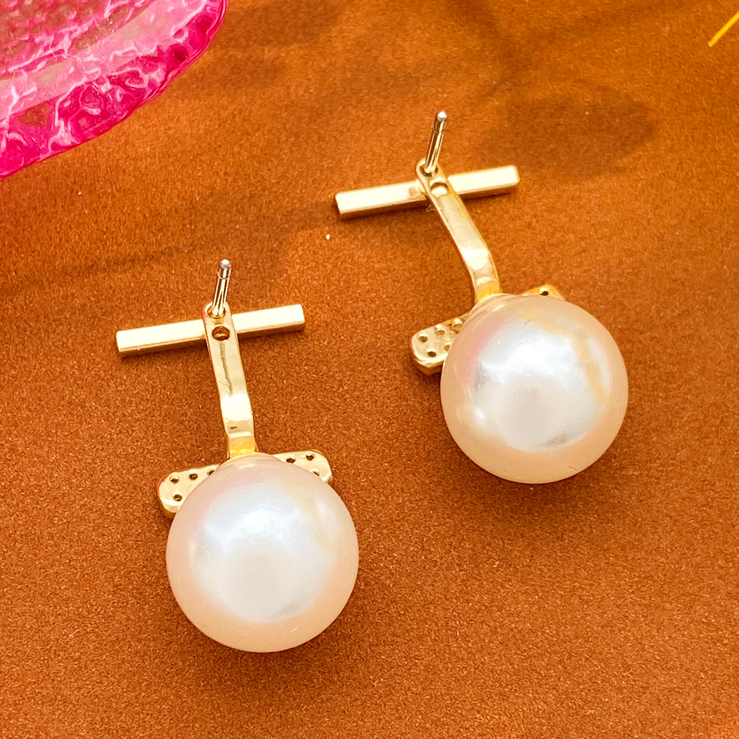 French light luxury diamond-encrusted pearl earrings for women, an inS-style European and American pair of pearl earrings, a stylish and trendy earpiece Specification drawing
