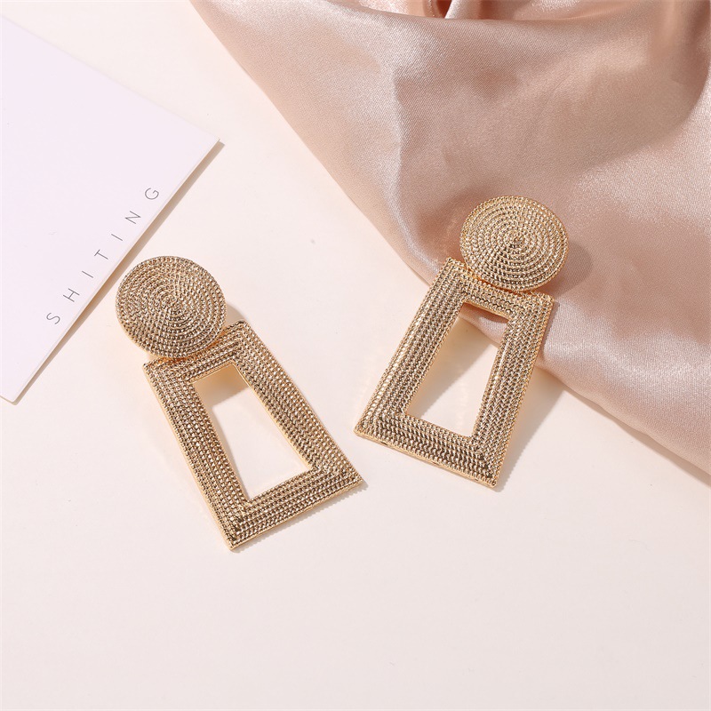 New minimalist European and American style hollowed-out trapezoidal stud earrings, elegant geometric pendant earrings, square-patterned metal earrings for women Application Scenario