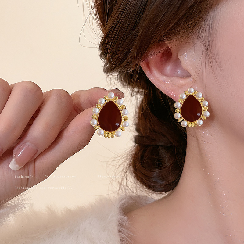 Gentle autumn and winter pearl stud earrings for women, 2024 new best-selling red earrings, high-end Christmas earrings and earrings details Picture