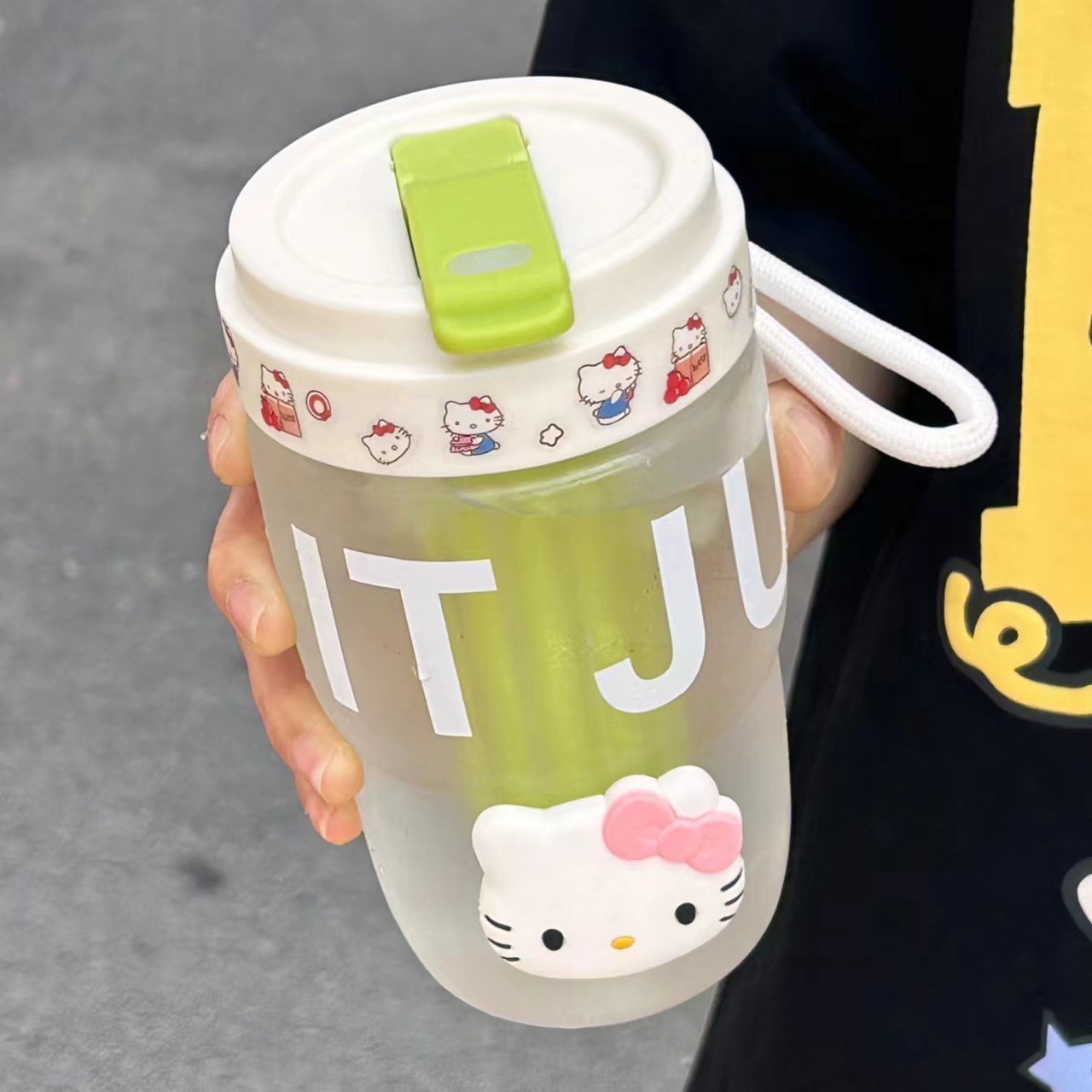 Summer fashionable and colorful lifting rope straw cup, large-capacity tea brewing plastic cup, student sports portable tea and water separation cup full figure