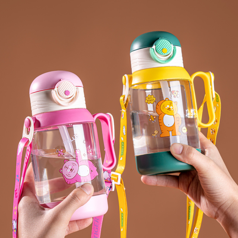 Creative children's water cup, cartoon kindergarten anti-drop, portable plastic cup, popular Instagram-style straw cup Application Scenario