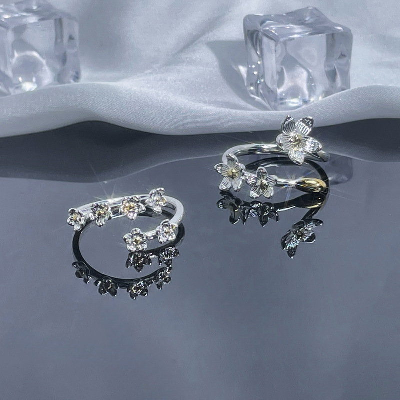 A cold and individualistic floral color-blocking open ring for women on Instagram, with a fashionable and niche design sense, is versatile and elegant. It's a trendy ring Specification drawing