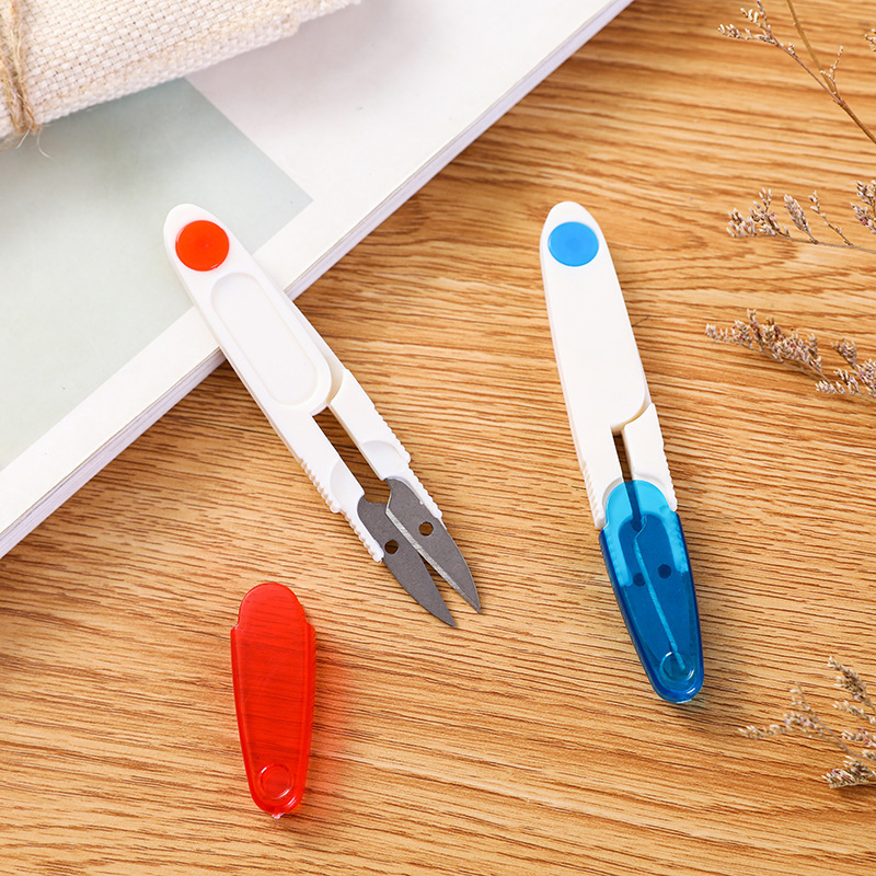 Wholesale of cross-stitch small scissors, transparent cover thread end scissors, safety sewing scissors, household U-shaped plastic spring yarn scissors Specification drawing
