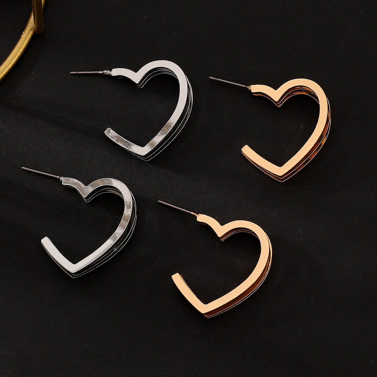 European and American ins style three-line heart-shaped stud earrings, double-layer circle earrings, simple and versatile earrings for women, cross-border party accessories Application Scenario