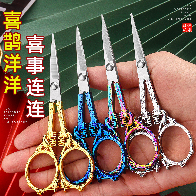 Mini small office stainless steel household thread scissors, pointed embroidery tea scissors, cross-stitch handmade small scissors details Picture