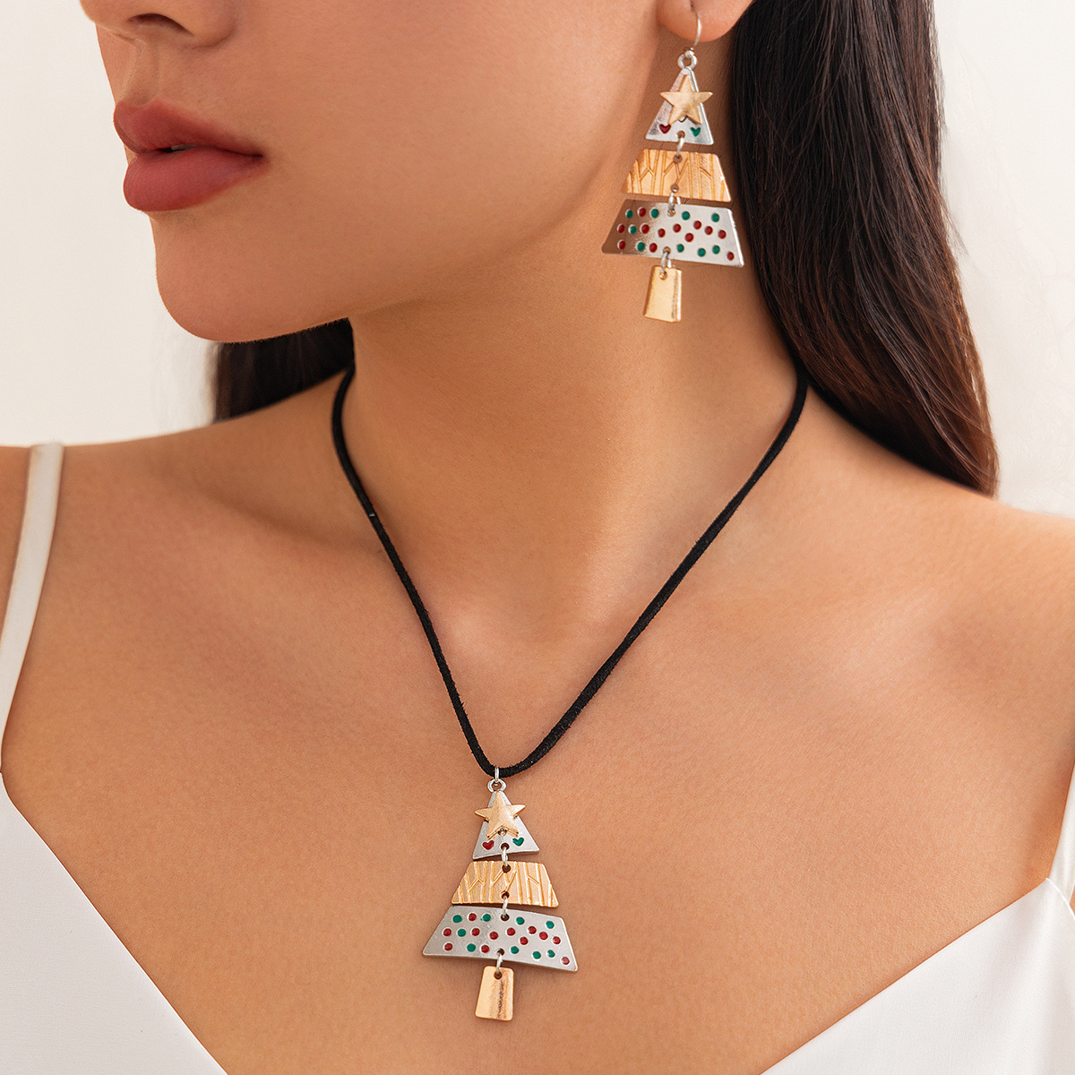 European and American cross-border jewelry: Simple pine pendant necklace, versatile women's necklace, Christmas star necklace with a metallic feel full figure