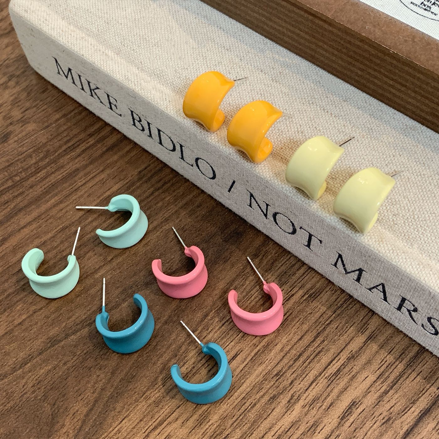 Spring and summer candy-colored enamel oil drip irregular C-shaped stud earrings for women with silver needles, unique design sense, fresh and elegant style full figure