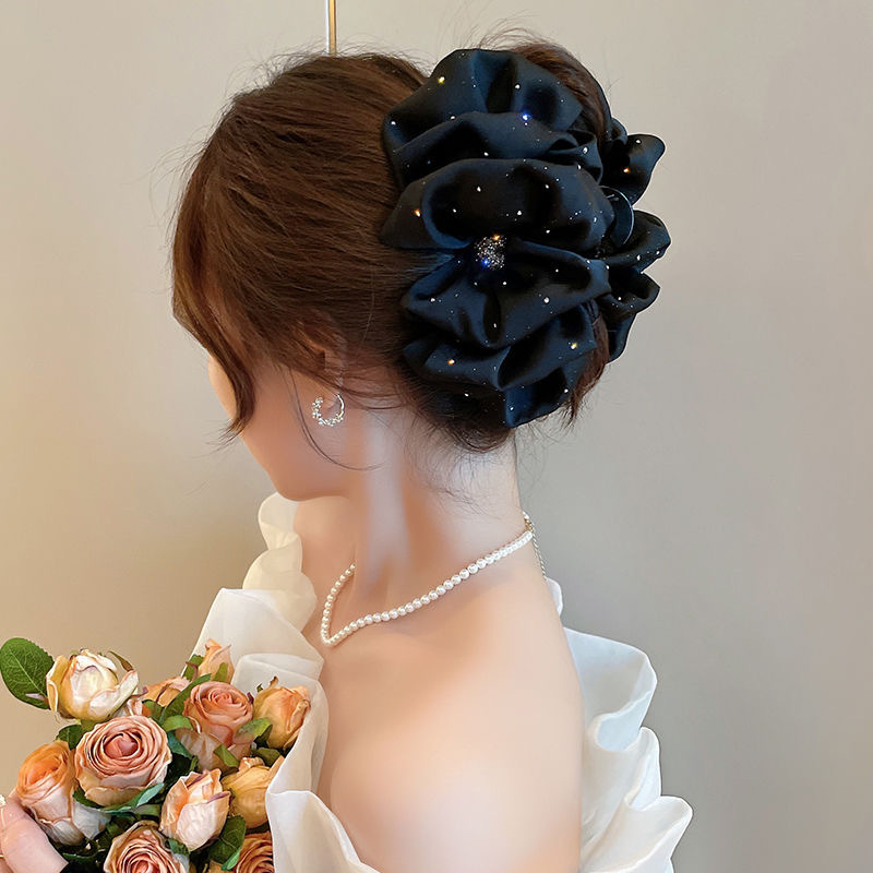 The new Starry Sky heart-shaped cloud grabber exudes a light luxury and high-end feel. The shark grabber shows off the hair volume and is a fashionable and sweet hair accessory Application Scenario