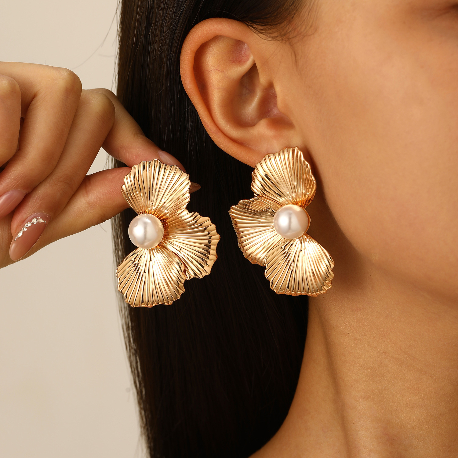 European and American cross-border jewelry, ins, light luxury, high-end fashion, ginkgo leaf, flower, pearl stud earrings, women's earrings full figure