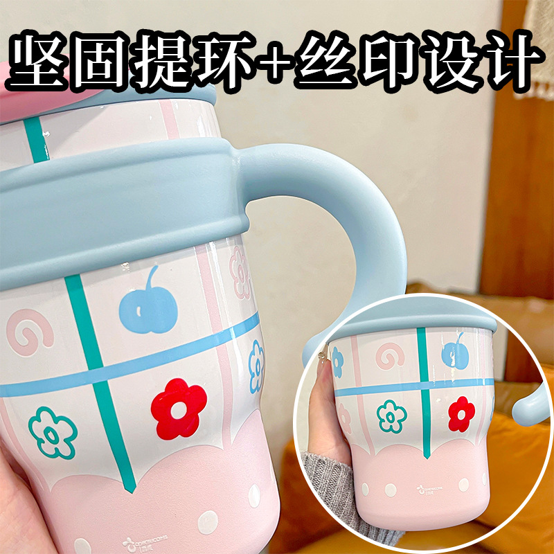 The Sunflower-sized ice cup is convenient to carry, comes with a handle, features a silk-screened design, and has an independent doll. It is a large-capacity water cup Application Scenario