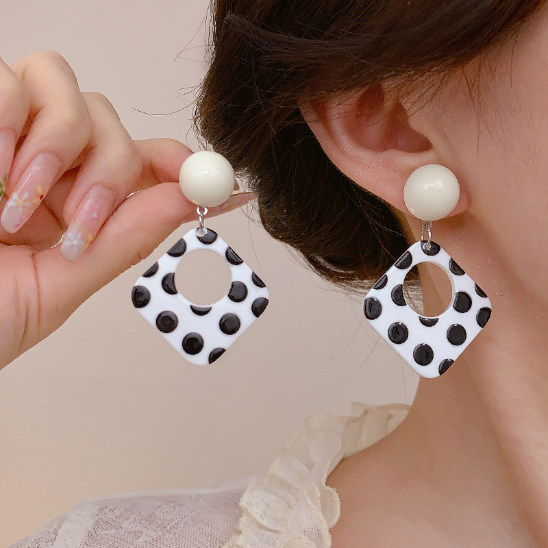 Dopamine retro Hong Kong-style earrings, a new bestseller for women in 2025, autumn stud earrings with a high-end and light luxury style Application Scenario