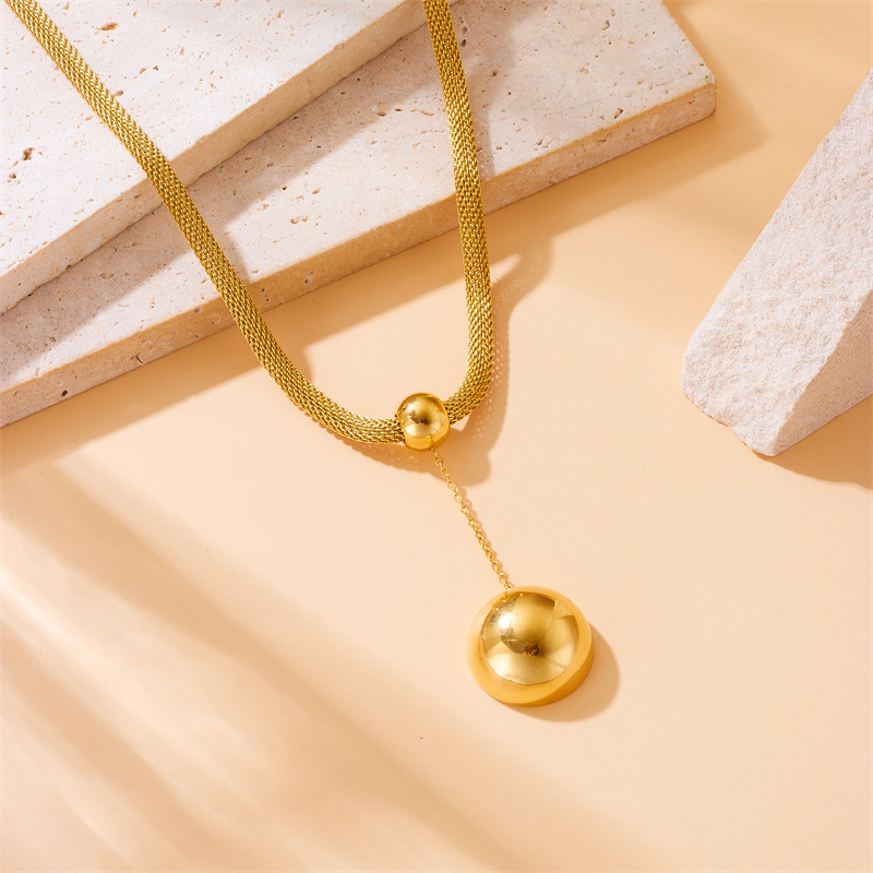 European and American cross-border fashion niche gold-plated stainless steel round geometric pendant mesh chain accessory necklace details Picture