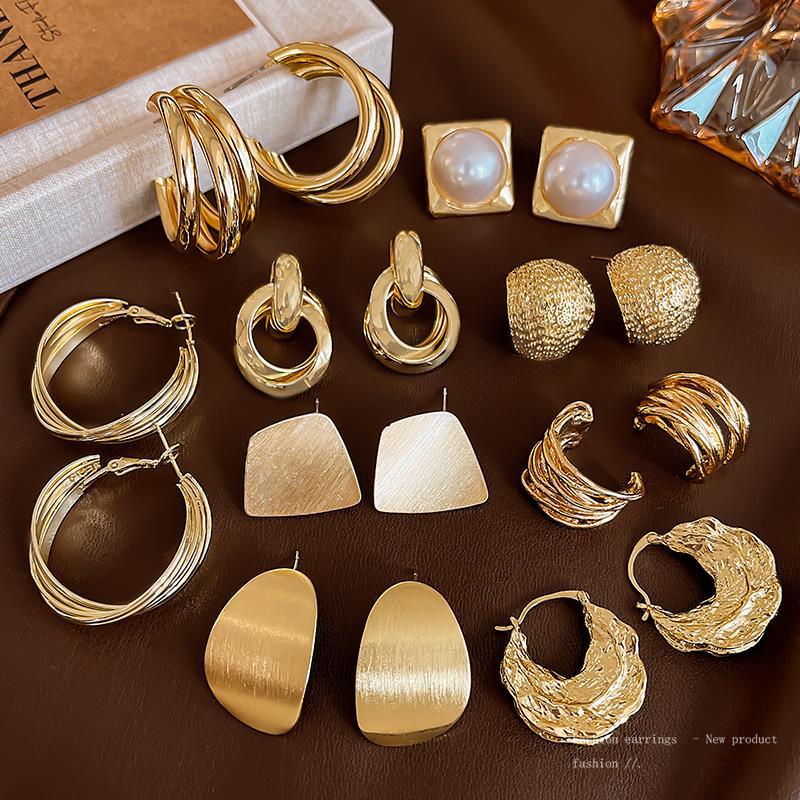 High-end metal earrings for women, a new bestseller in 2025, light luxury stud earrings, niche design, simple and elegant earrings full figure