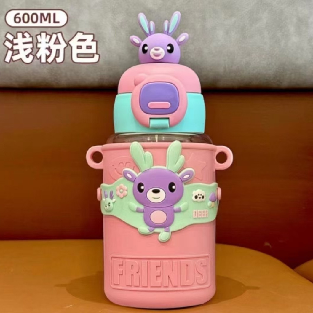 Children's doll water cup, strawberry bear plastic cup, student cute cartoon straw cup, baby anti-drop portable carrier Specification drawing
