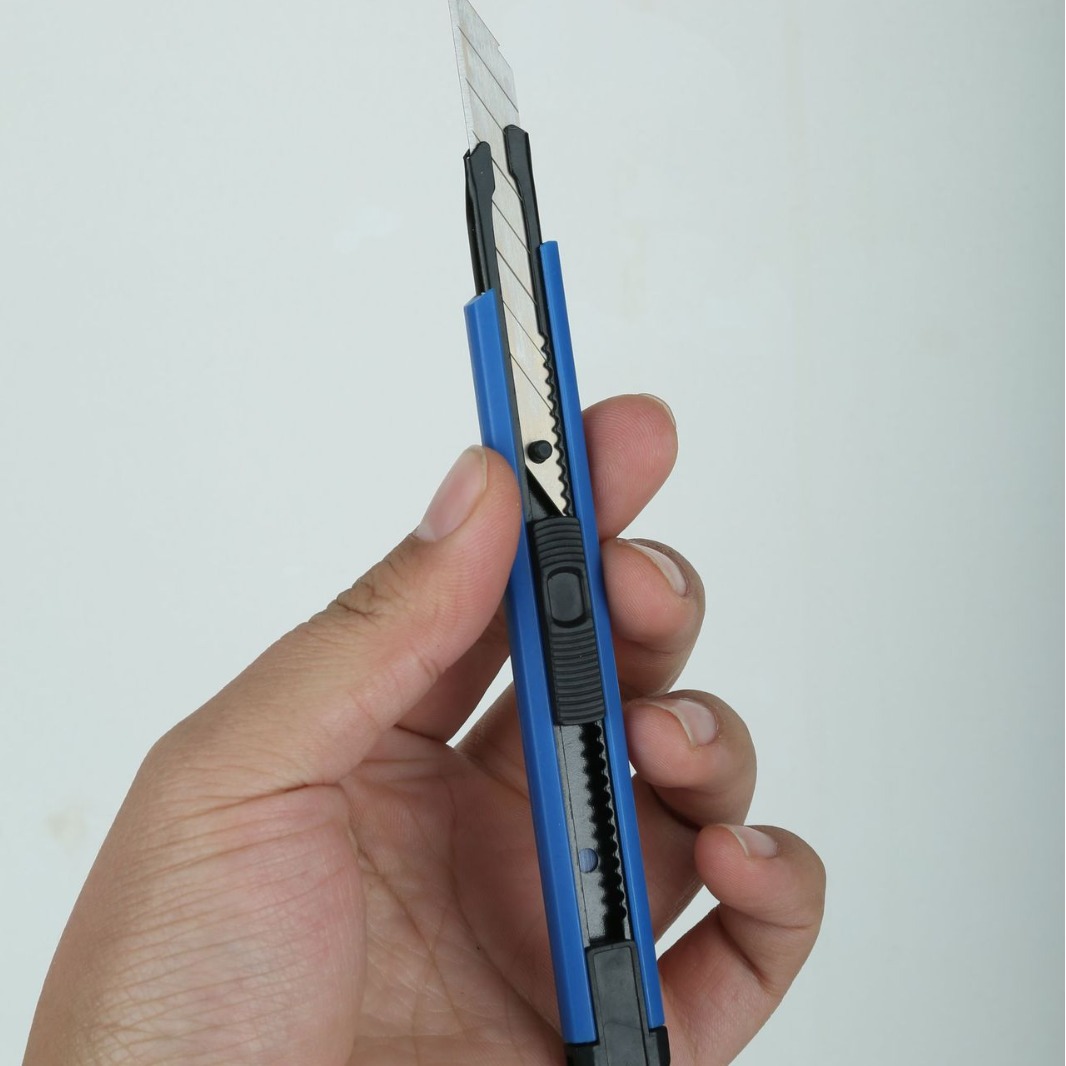 9mm small utility knife, film coating, engraving utility knife, detachable office supplies, student stationery, hand knife in stock details Picture