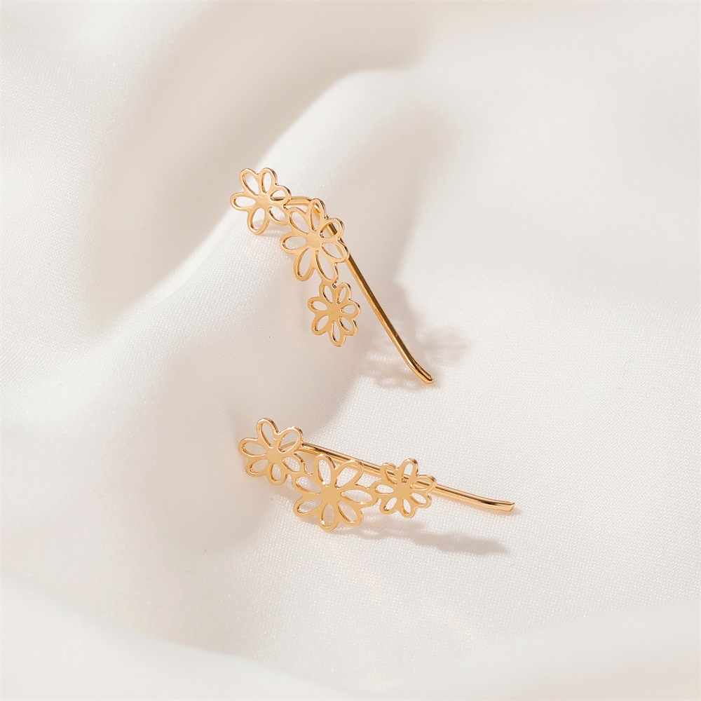 This is a popular minimalist flower earring in Europe and America. It features a cold style with hollowed-out small flower ears and is a versatile and fresh foreign trade accessory for women Application Scenario