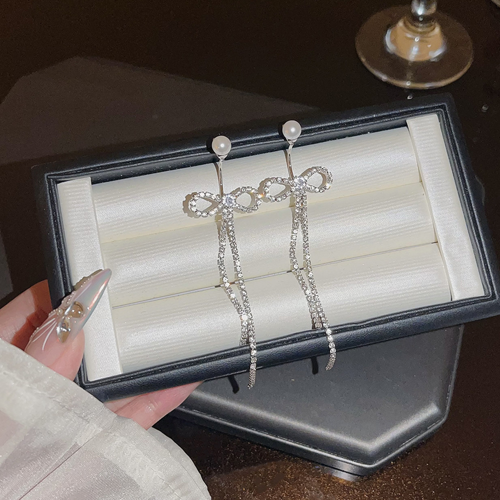 Versatile and exquisite bow tassel earrings for autumn and winter, exuding a high-end and fashionable charm. Sweet and cool style earrings and accessories for women Application Scenario