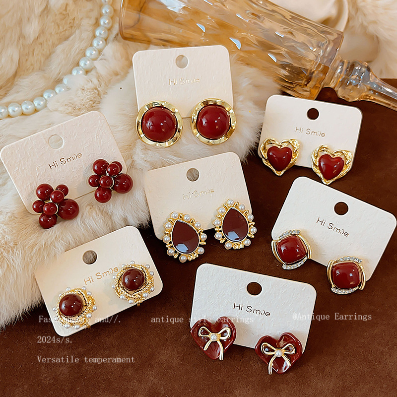 Gentle autumn and winter pearl stud earrings for women, 2024 new best-selling red earrings, high-end Christmas earrings and earrings full figure