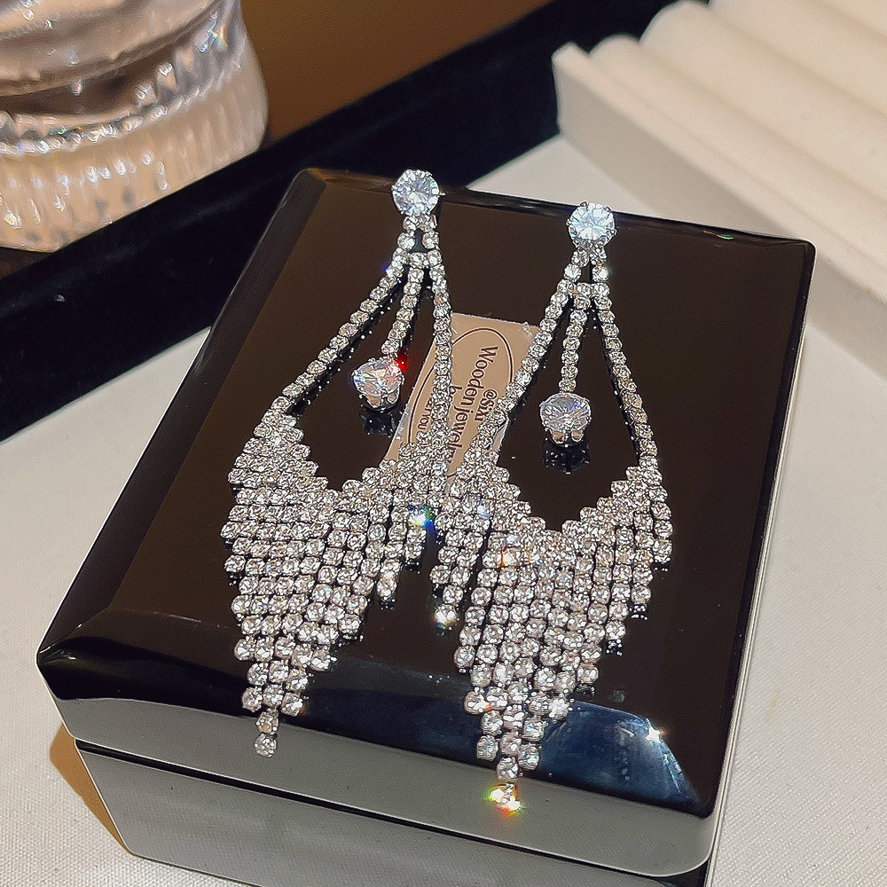 Exquisite and light luxury geometric tassel earrings, Korean high-end diamond-encrusted rhombic earrings, super dazzling cold style earrings wholesale Application Scenario