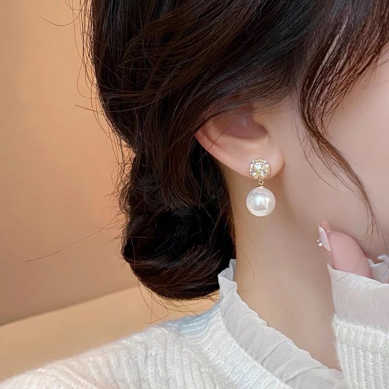 Maillard brown stud earrings for Women 2024 New retro, niche, fashionable, high-end, elegant and simple design earrings details Picture