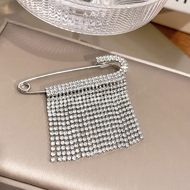 A stylish and elegant European and American high-end, cold style, ins style, fringed chain with full diamonds, exaggerated brooch, a trendy and grand chest accessory details Picture