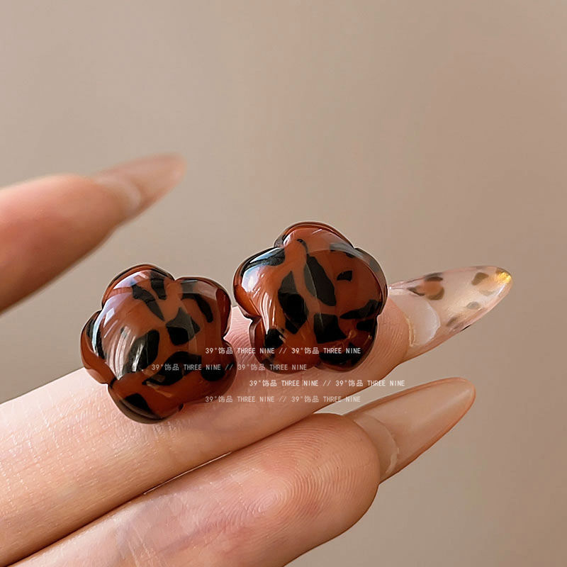 Maillard retro leopard print stud earrings for women, 2024 new bestsellers, light luxury and high-end style earrings, ear clips, and earrings without ear holes Application Scenario