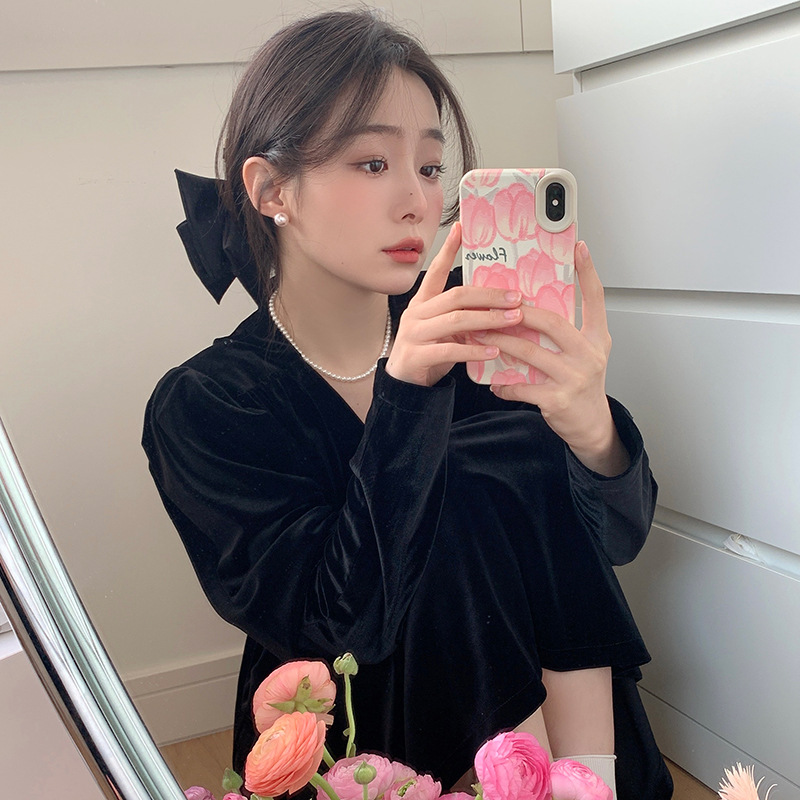 The pearl stud earrings of the same style as the Korean blogger, with a feminine and niche design, exude a sense of sophistication. They are free of ear piercings and are versatile earrings Application Scenario
