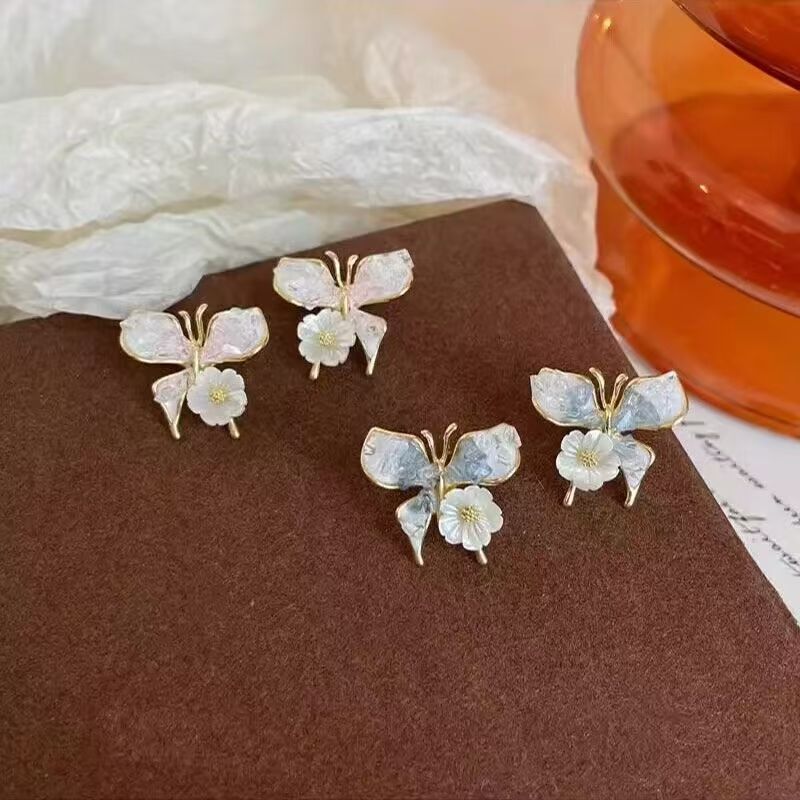 The super fairy-like gradient exquisite butterfly flower stud earrings exude a high-end, light luxury and elegant charm. The crystal earrings are versatile earrings Specification drawing