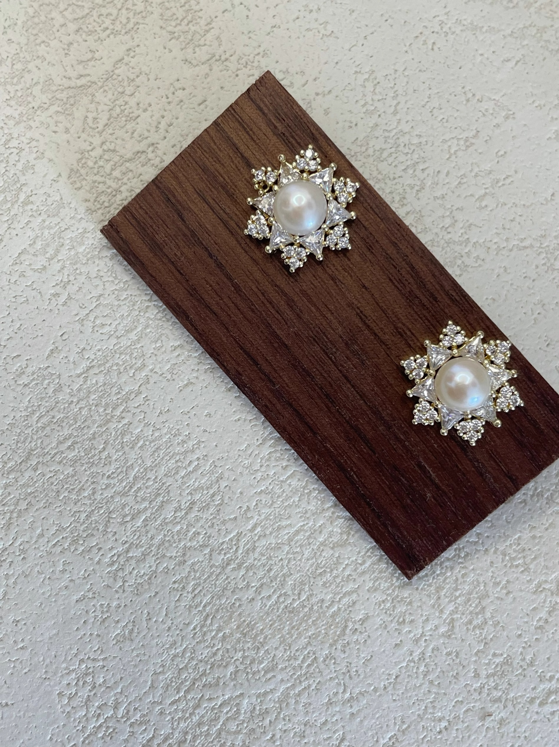 Xuhui brand exquisite and light luxury copper-plated real gold inlaid zircon 925 silver needle snowflake pearl fashionable and elegant stud earrings Specification drawing