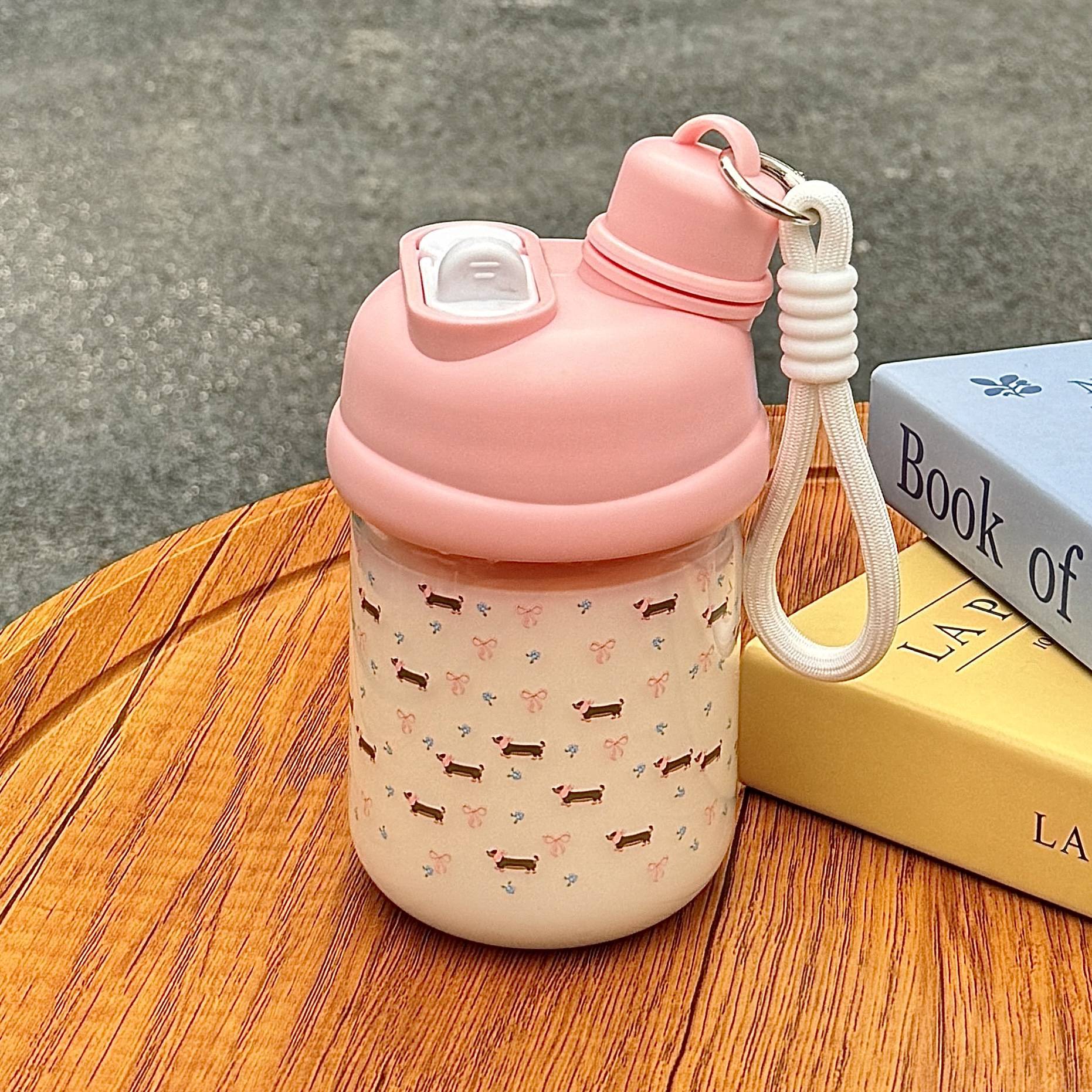 High appearance level coffee cup, portable and easy-to-use cup for female students, Instagram cute new summer star-shaped plastic water cup with a handle Application Scenario