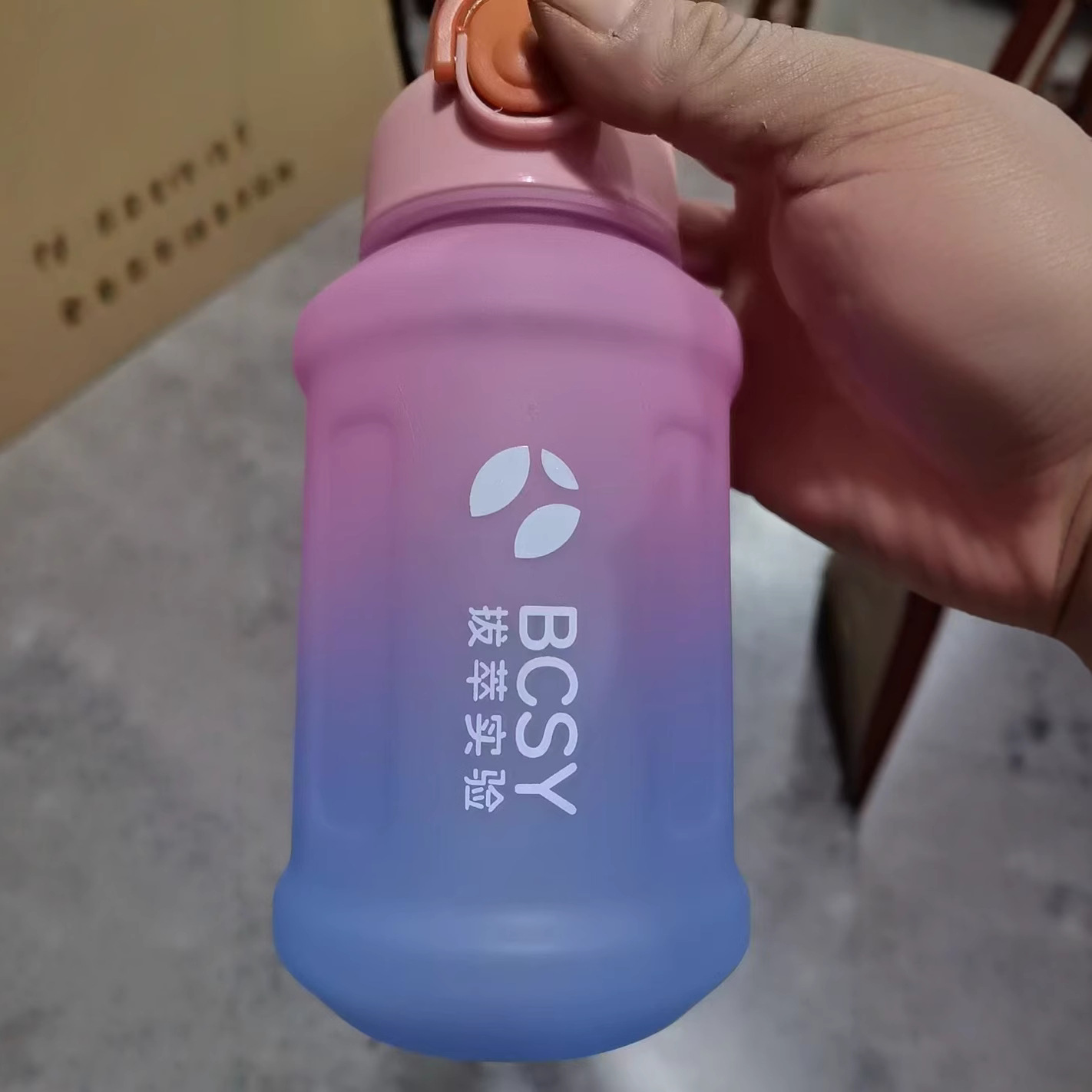 Factory direct sales, capable of processing and customizing large-capacity tonnage barrels ranging from 800ml to 1300ml, portable sports water cups that can be carried by hand Application Scenario